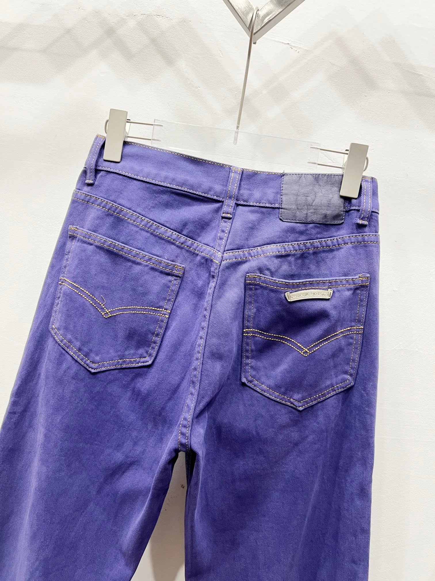 P220 Style No.: (c050) Women's Purple Pants Chrome Hearts CH Chrome's latest purple exudes uninhibited personality and unique charm. Every wear and tear is carefully designed to present a unique artistic feel. Made of imported denim fabric, which has undergone heavy industrial washing and destruction treatment, the trousers show a super cool effect on the upper body, allowing you to dominate the fashion stage.  This is more than just a pair of jeans, it is an expression of attitude. With its unique design concept and ultimate pursuit of details, Croxin breaks traditional boundaries and defines the jeans trend in the new era. The trousers are made of double-layer woven fabric and matched with customized hardware, showing an incomparably beautiful and unique style, making every wearer the focus of fashion. Imported denim fabric, super heavy-duty washed and damaged, the upper body is super cool! Customized hardware, incomparably beautiful style, difficult to make, full of high street feel Color: Purple Size: S M L XL (women's pants 26, 28, 30, 32)